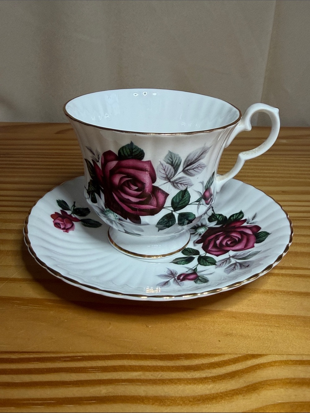 Vintage Royal Windsor Fine Bone China Teacup & Saucer Set - Red Roses England